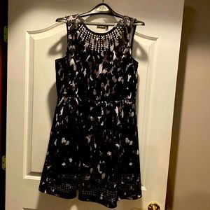 Perfect condition. Cutouts at neck and bottom and has pockets.